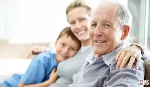 亚洲同性老头XXXXX老人：传闻他与年轻伴侣在豪华酒店共度浪漫周末，引发网友热议和羡慕！