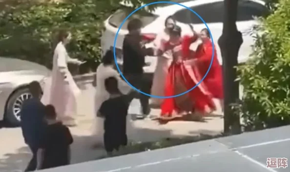 交车掀开奶罩边躁狠狠躁视频，网友热议：这段视频引发了怎样的社会反响与讨论？