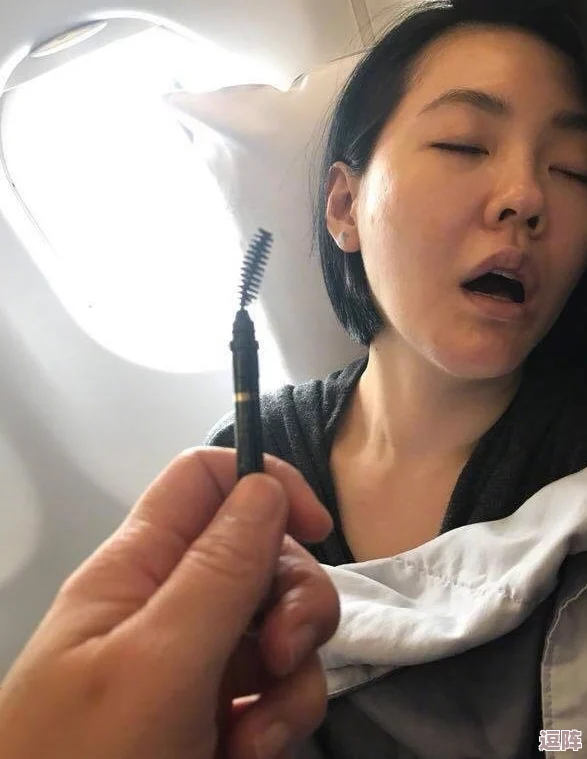 申鹤流眼泪翻白眼流口水图片，背后隐藏的故事让人心疼，网友纷纷猜测她的真实感受与情感纠葛！