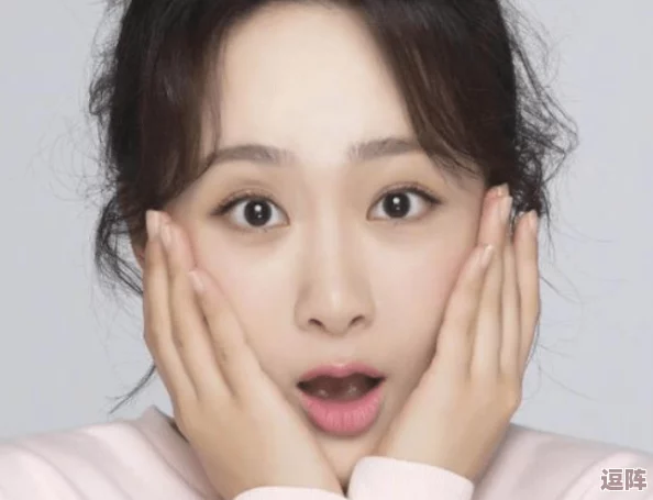 申鹤流眼泪翻白眼流口水图片，背后隐藏的故事让人心疼，网友纷纷猜测她的真实感受与情感纠葛！