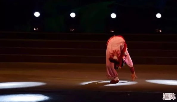 沈阳老阿姨最后巅峰时刻:她竟然在舞台上与年轻偶像同台,背后隐藏的故事让人感动不已! 沈阳老阿姨最后巅峰时刻:她竟然在舞台上与年轻偶像同台,背后隐藏的故事让人感动不已!