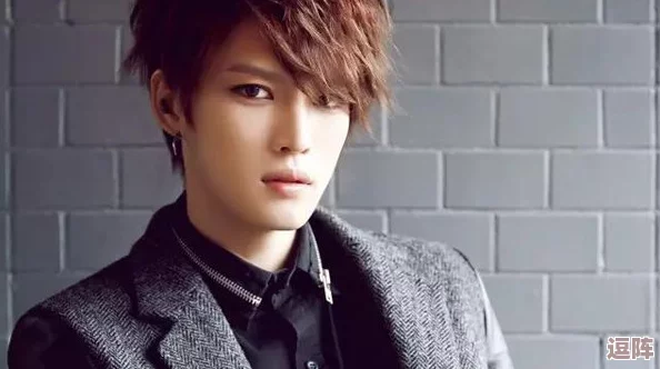 已满十八岁记得带纸力，某男星被曝与未成年女生热聊，涉嫌传播不良信息引发舆论哗然