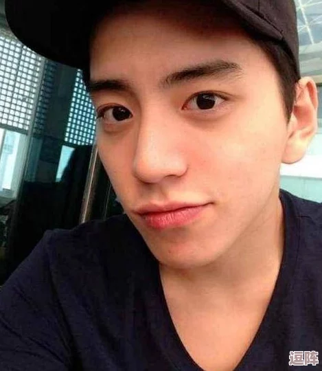 已满十八岁记得带纸力，某男星被曝与未成年女生热聊，涉嫌传播不良信息引发舆论哗然