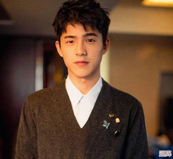 已满十八岁记得带纸力，某男星被曝与未成年女生热聊，涉嫌传播不良信息引发舆论哗然